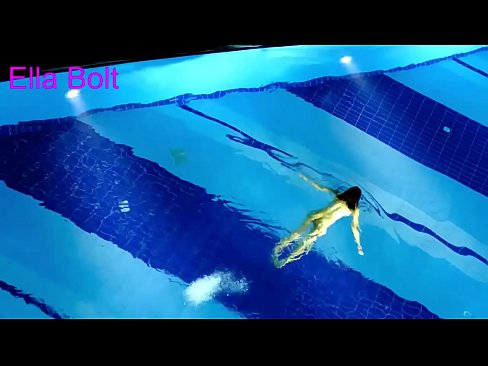 ❤️ Dili ko makahunong sa pagtan-aw, ang batan-ong blonde nasakpan nga naglangoy nga hubo sa ELLA BOLT resort pool ️ Fucking video  sa amon ﹏